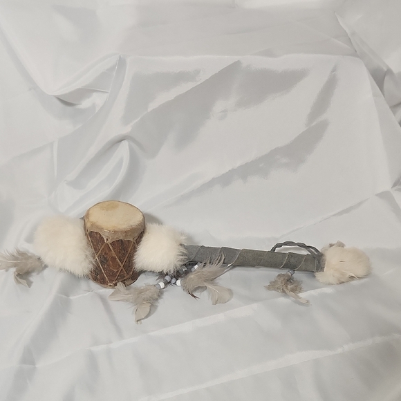 Handcrafted Feather Decor with Natural Tones - Picture 4 of 6